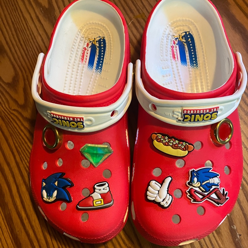 Sonic the Hedgehog Crocs size J6